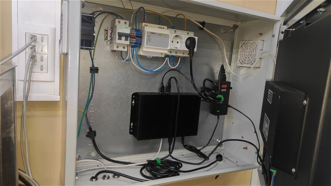 Вид монтажа IPF-19HV4P на двери шкафа с внутренней стороны