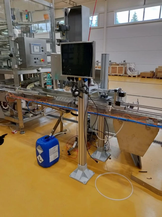 IPF-17CS4P установлен рядом с конвейерной линией нанесения маркировки